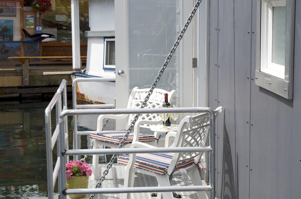 A Float Home B&B In Fisherman'S Wharf Victoria Luaran gambar