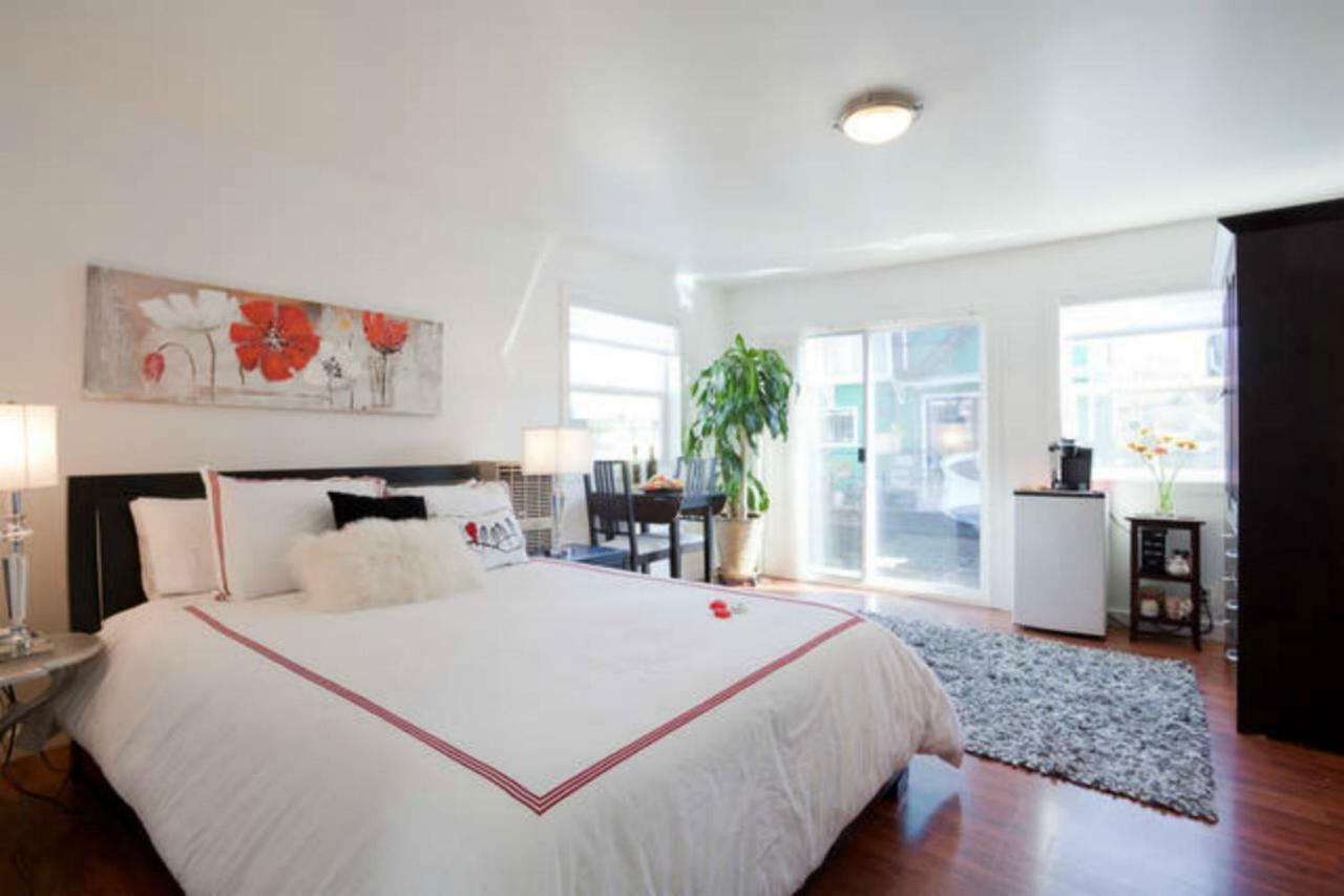 A Float Home B&B In Fisherman'S Wharf Victoria Luaran gambar